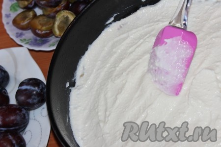 Выложить тесто в слегка смазанную сливочным маслом форму для выпечки. Равномерно по всей поверхности распределить творожную начинку.
