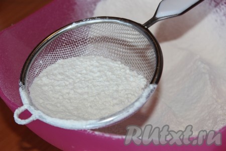 Просеять муку.
