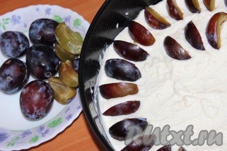 Сверху творожной начинки слегка вдавить половинки или, как у меня на фото, четвертинки слив.
