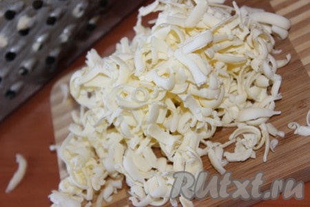 Охлажденное сливочное масло натереть на крупной терке.