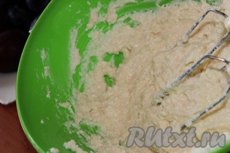 Творожную смесь тщательно перемешать или взбить миксером на небольших оборотах.