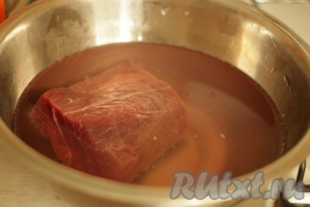 Говядину замочить в солевом растворе.