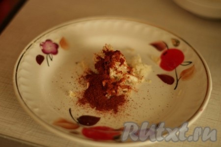 Смешать пряности с чесноком и маслом.