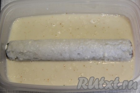 Аккуратно обмакнуть ролл в панировочную смесь.