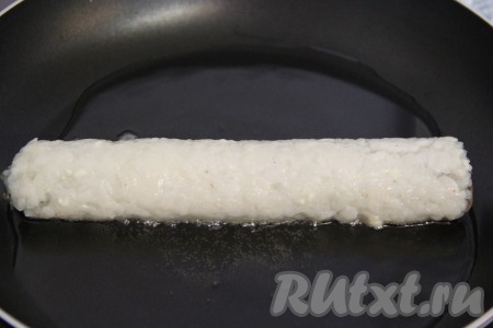 В сковороду влить растительное масло. Переложить ролл в сковороду.