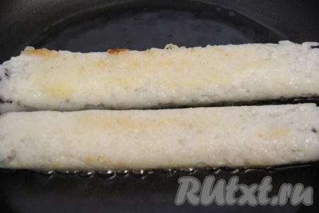  Обжарить роллы со всех сторон до золотистого цвета. Жарить роллы лучше на большом огне и быстро.