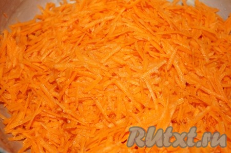 Морковь очистить и натереть на крупной тёрке.