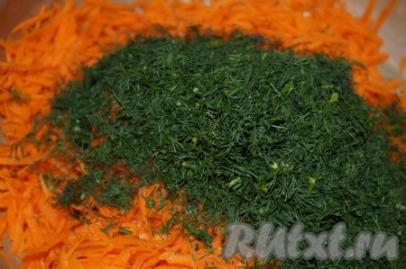 Мелко нарезанную зелень добавить к моркови (зелень можно и не добавлять).&nbsp;
