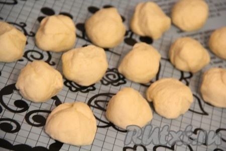  Готовое тесто разделить на 16 частей.