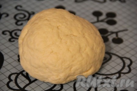 Быстро замесить тесто. Тесто получится мягким и эластичным, не липнущим к рукам. Качество муки может быть разное, поэтому смотрите по консистенции теста и, если нужно, добавляйте либо муку, либо молоко.&nbsp;
