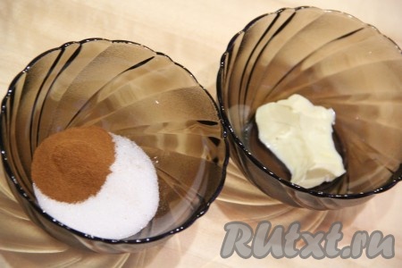 Оставить тесто отдохнуть на 10-15 минут, как раз, пока готовим начинку. Масло растопить и слегка остудить. В отдельной мисочке смешать корицу и сахар.
