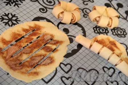 Аккуратно свернуть трубочку в кольцо и скрепить края. Получится цветочек.