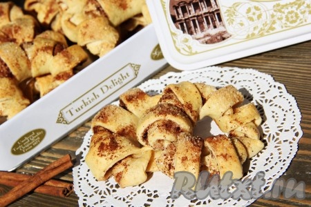 Аппетитные, вкусные булочки с корицей, приготовленные без дрожжей, остудить, а затем переложить на тарелку. Я переложила восточную выпечку в жестяную коробку и в ней подала на стол к чаю. Получилось символично: восточная выпечка в коробочке из тёплой Турции.