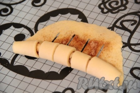 Свернуть тесто с начинкой в трубочку. Сворачивать нужно не плотно.