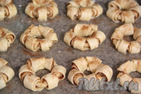 Смазать поверхность булочек молоком и слегка присыпать корицей. Поставить противень в разогретую духовку и выпекать при 180-200 градусах до золотистого цвета. Я выпекала в течение 15-17 минут.