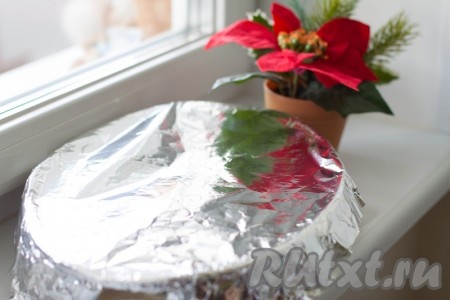 Накройте блюдо фольгой и уберите в разогретую духовку на 1 час. Готовьте при температуре 190-200 градусов.
