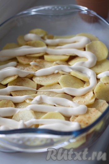 Смажьте слой картофеля майонезом.