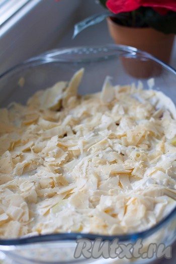 Посыпьте блюдо натертым сыром.