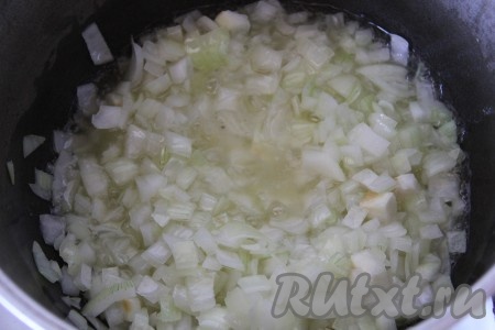 В казанке раскалить растительное масло и обжарить на нем мелко нарезанный лук в течение 10 минут, периодически помешивая.
