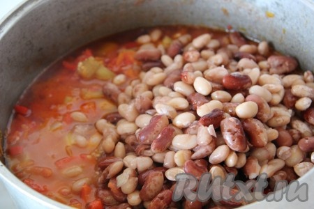 Фасоль предварительно отварить в течение 1 часа, замачивать заранее не требуется. Добавить готовую фасоль к овощам.
