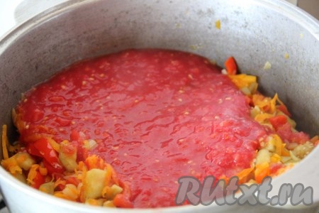Помидоры натереть на терке, добавить в казанок, перемешать и тушить 10 минут.
