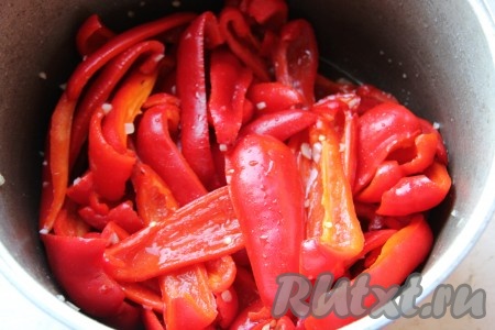 Залить полученным рассолом наш перец и перемешать. Оставить перец на ночь, но не больше, при комнатной температуре. Периодически можно массу перемешивать, но необязательно.
