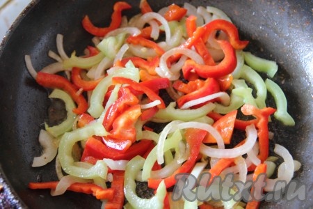 Пока сердечки обжариваются, займёмся овощами. Луковицу нужно очистить, нарезать полукольцами. Болгарский перец очистить от семян и плодоножки, нарезать на полоски (я взяла по половине болгарского перца разных цветов). На отдельной сковороде разогреть растительное масло, выложить лук с болгарским перцем и обжарить их на среднем огне, иногда помешивая, в течение 4-5 минут (до прозрачности лука).