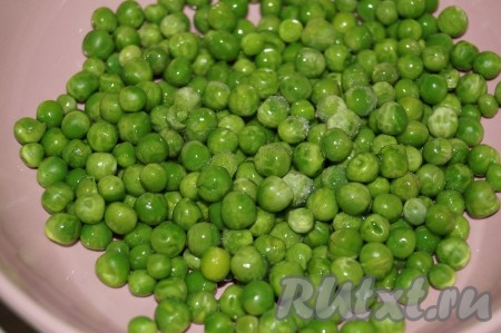 По истечении времени размороженный зелёный горошек добавить в куриный суп с кабачками. Когда суп закипит, выключить его и дать настояться минут 10.
