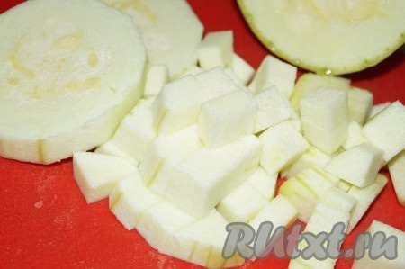 Кабачки очистить от кожуры, нарезать на небольшие кубики и добавить в бульон вместе с солью и специями. Варить минут 15.
