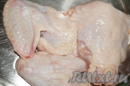 Суповой набор вымыть и отправить вариться в подсоленную воду до готовности минут на 30, периодически снимая пену. Вынуть из готового бульона &nbsp;отварной суповой набор и разобрать его от костей, у меня попалось 2 куриных крылышка, я их оставила варёными целиком. Переложить всё обратно вариться в бульон.&nbsp;
