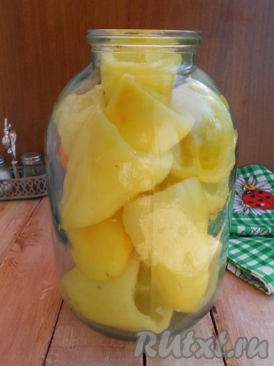 Наполнить банку перцами. Если получится, вкладывать меньший перец в больший, чтобы больше поместилось.
