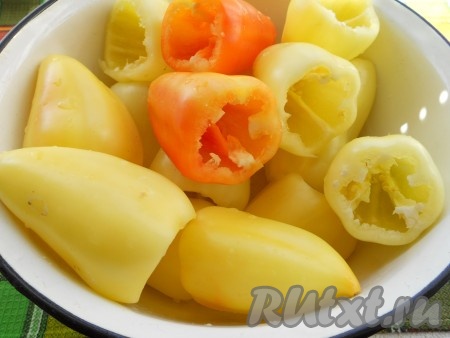 Банку и крышку простерилизовать. Перец помыть и удалить семена с плодоножкой, вырезав ее по кругу.