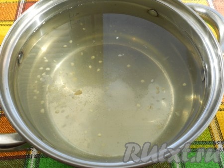 После этого воду из банки слить в кастрюлю.