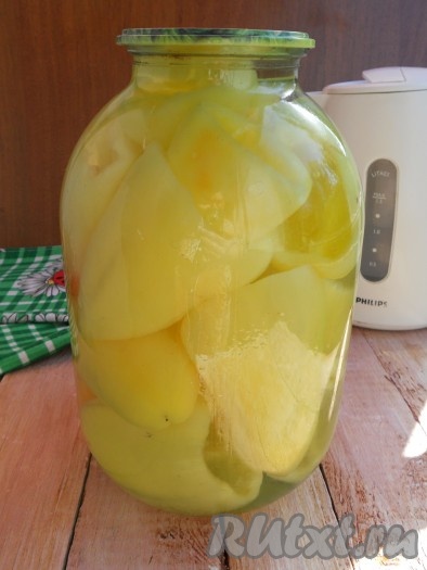 Залить перец кипятком (в банку входит около 2-х литров), накрыть крышкой и оставить на 25-30 минут.