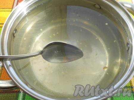 Добавить в слитую воду соль и сахар, перемешать и поставить кастрюлю на огонь. Довести маринад до кипения, дать покипеть 2 минуты.