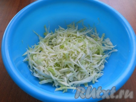 Тонко нашинковать капусту, чуть посолить и помять руками.
