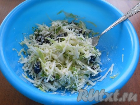 Влить растительное масло и салатик перемешать.