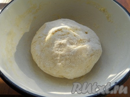 Затем, понемногу добавляя оставшуюся муку, замесить мягкое, нежное, чуточку липковатое тесто.