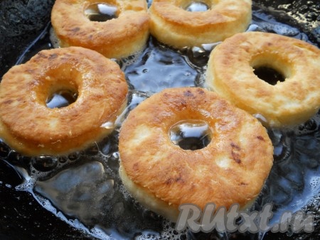 Жарить творожные пончики в большом количестве растительного масла на среднем огне до румяного цвета с двух сторон. Жарятся пончики быстро - буквально по 2 минуты с каждой стороны.