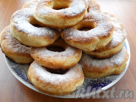 Ещё горячими творожные пончики посыпать сахарной пудрой.