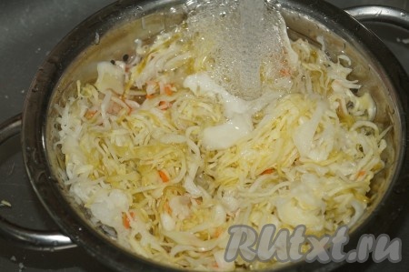 Если будете готовить со свежей капустой, то просто тонко нашинкуйте, помните её руками, чтобы капуста дала сок. Если будете готовить, как я, с квашеной капустой, то хорошенько промойте её проточной водой из-под крана. 
