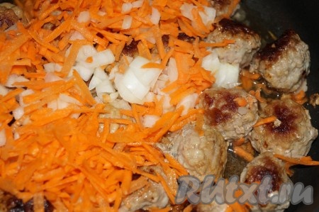 Морковь и репчатый лук очистить, морковь натереть на крупной тёрке, а репчатый лук нарезать на маленькие кубики, добавить к обжаренным фрикаделькам, жарить до полуготовности лука и моркови, не забывая помешивать, чтобы не подгорело.&nbsp;

