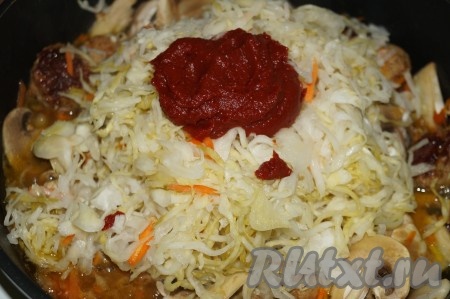 Добавить капусту, соль, специи и томатную пасту (к квашеной капусте воду добавлять не надо, к свежей можно добавить немного водички), хорошо перемешать, довести до кипения и тушить на очень маленьком огне под крышкой минут 30-40.&nbsp;

