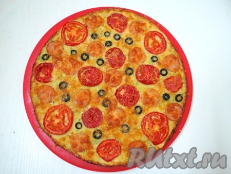 Выпекаем кабачковую пиццу в заранее разогретой духовке при температуре 180-190 градусов в течение 20 минут. Если кромочка зарумянилась - пицца готова.
