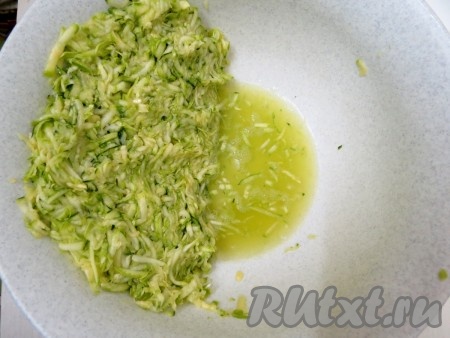 Кабачки натираем на крупной тёрке (если кабачки молодые, то можно косточки не удалять и натирать вместе с кожицей), солим и отставляем в сторону на пол часа. За это время кабачки пустят сок. Сливаем сок, он нам не понадобится.
