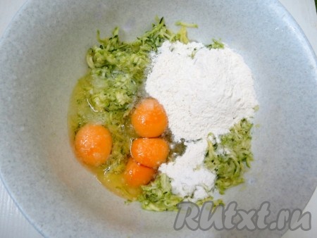 К кабачковой массе добавляем манную крупу, муку, яйца, соль, разрыхлитель теста, перец чёрный молотый. Тщательно перемешиваем.

