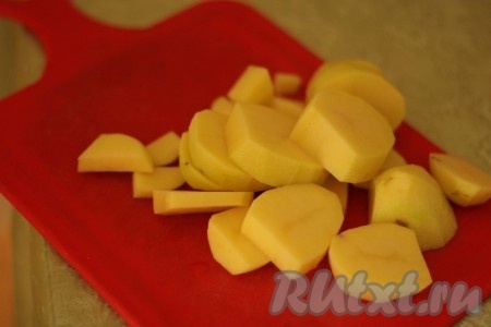 Картофель произвольно нарезать.