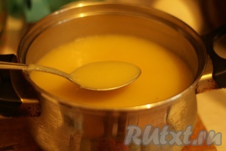 Добавить чеснок в картофель и измельчить блендером.