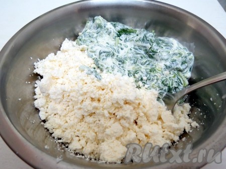 А также добавляем протёртый через сито творог, который слегка посолите.
