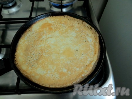 Переворачиваем и жарим с другой стороны.
